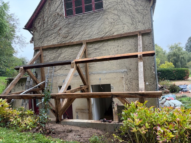 Fabrication d’un auvent en chêne avec fermes traditionnelles.