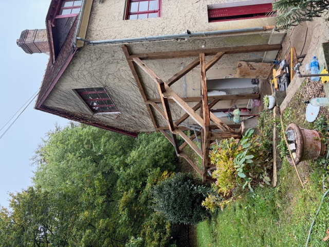 Montage des fermes et de la structure en chêne de l’auvent.