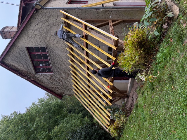 Pose des chevrons sur l’auvent en chêne.
